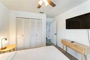 Nokomis Home w/ Screened Pool, 3 Mi to Beaches!