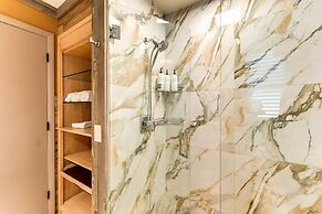 Nokomis Home w/ Screened Pool, 3 Mi to Beaches!