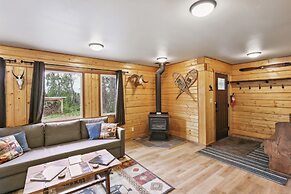 Welcoming Wasilla Cabin w/ Patio!