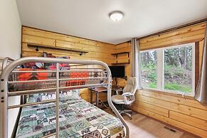 Welcoming Wasilla Cabin w/ Patio!