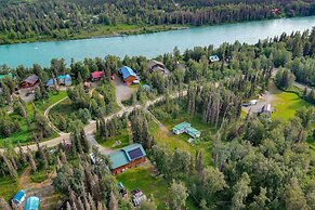 Lovely Soldotna Home, Steps From Kenai River