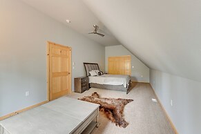 Soldotna Home w/ 2 Living Areas & Spacious Porch