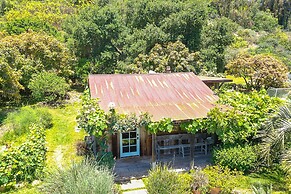 Farmhouse-chic Carpinteria Cottage w/ Pool Access