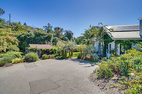 Farmhouse-chic Carpinteria Cottage w/ Pool Access