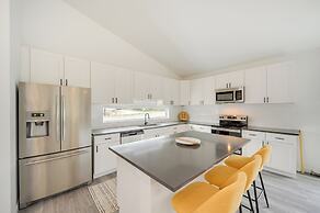 Canyon Lake Oasis: Backyard & Wraparound Deck!