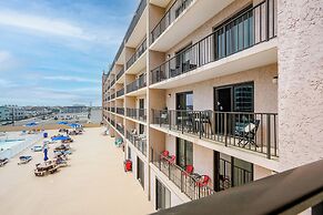 Beachfront Fourth-floor Condo w/ Community Pool!