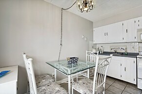 Beachfront Fourth-floor Condo w/ Community Pool!