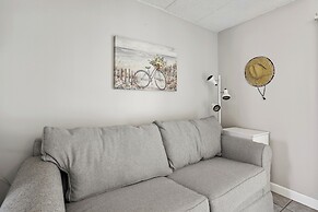 Beachfront Fourth-floor Condo w/ Community Pool!