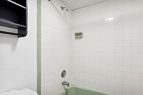 Beachfront Fourth-floor Condo w/ Community Pool!