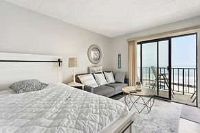 Beachfront Fourth-floor Condo w/ Community Pool!