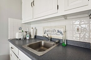 Beachfront Fourth-floor Condo w/ Community Pool!