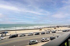 Beachfront Fourth-floor Condo w/ Community Pool!