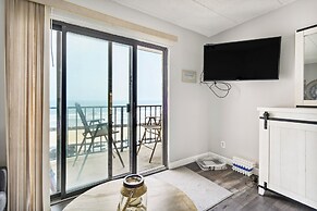 Beachfront Fourth-floor Condo w/ Community Pool!
