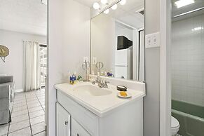 Beachfront Fourth-floor Condo w/ Community Pool!