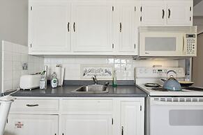 Beachfront Fourth-floor Condo w/ Community Pool!