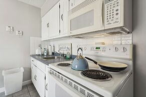 Beachfront Fourth-floor Condo w/ Community Pool!