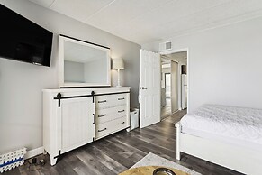 Beachfront Fourth-floor Condo w/ Community Pool!