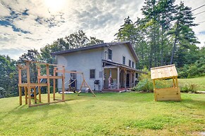Meredith Home w/ Deck: 6 Mi to Lake Winnipesaukee!