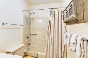 Lake of the Ozarks Condo w/ Screened Porch