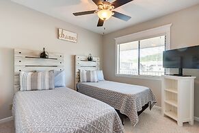 Walk to Pool + Lake: Cozy Osage Beach Condo