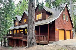 Spacious Vacation Rental Cabin ~ 4 Mi to Big Trees