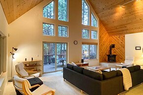 Spacious Vacation Rental Cabin ~ 4 Mi to Big Trees