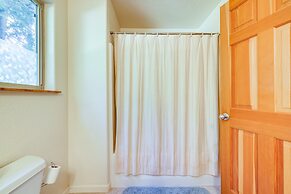 Spacious Vacation Rental Cabin ~ 4 Mi to Big Trees