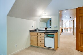 Spacious Vacation Rental Cabin ~ 4 Mi to Big Trees