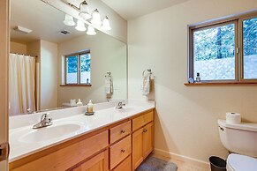 Spacious Vacation Rental Cabin ~ 4 Mi to Big Trees