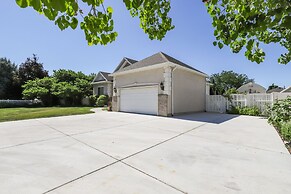 Cozy American Fork Retreat w/ Electric Fireplace