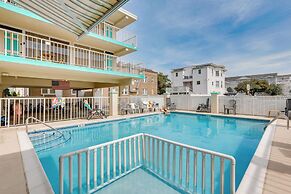 Wildwood Condo w/ Community Pool: Walk to Beach!