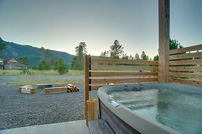 Modern Donnelly Cabin w/ Private Hot Tub