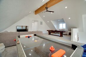 Modern Donnelly Cabin w/ Private Hot Tub