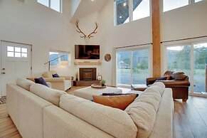 Modern Donnelly Cabin w/ Private Hot Tub