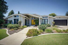 Bakersfield Oasis: Private Pool, Hot Tub & Patio!