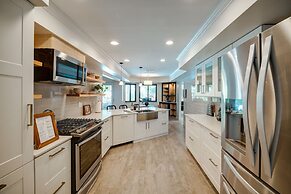 Bakersfield Oasis: Private Pool, Hot Tub & Patio!