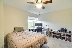 16 Mi to Dia: Townhome w/ Fireplace in Aurora