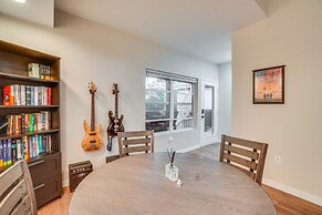 16 Mi to Dia: Townhome w/ Fireplace in Aurora