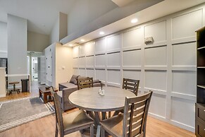 16 Mi to Dia: Townhome w/ Fireplace in Aurora