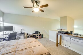 16 Mi to Dia: Townhome w/ Fireplace in Aurora