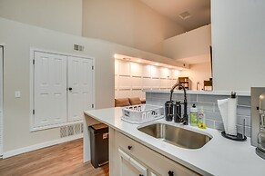 16 Mi to Dia: Townhome w/ Fireplace in Aurora