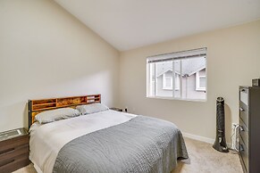 16 Mi to Dia: Townhome w/ Fireplace in Aurora