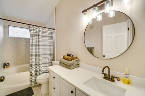 16 Mi to Dia: Townhome w/ Fireplace in Aurora