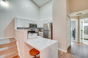 16 Mi to Dia: Townhome w/ Fireplace in Aurora