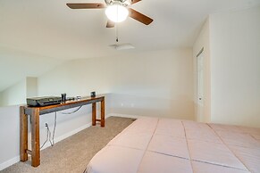16 Mi to Dia: Townhome w/ Fireplace in Aurora