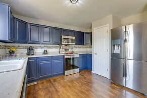 Spacious Aurora Home: 20 Mi to Downtown Denver!
