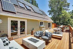 Unique Larkspur Cabin w/ Treetop Mountain Views!