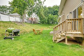 Walk to Shops & Dining: Glen Cove Apt w/ Yard!