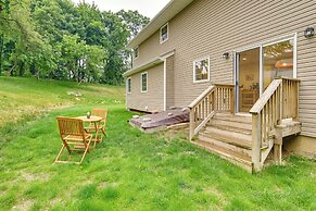 Walk to Shops & Dining: Glen Cove Apt w/ Yard!