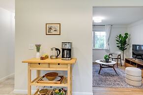 Walk to Shops & Dining: Glen Cove Apt w/ Yard!